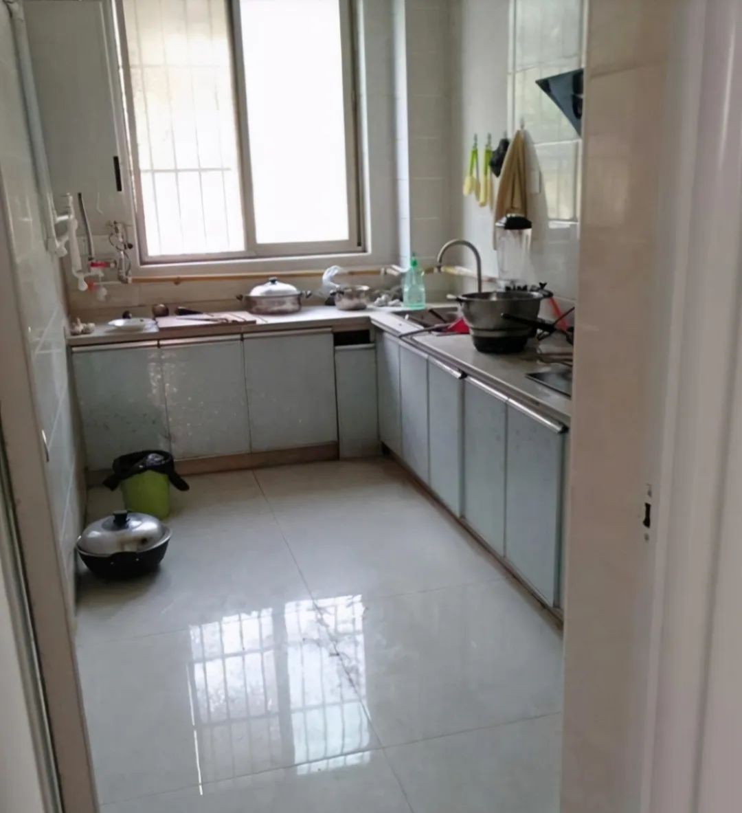 为了通风透气,新房风吹雨打都没关过窗户,结果搞得乱七八糟