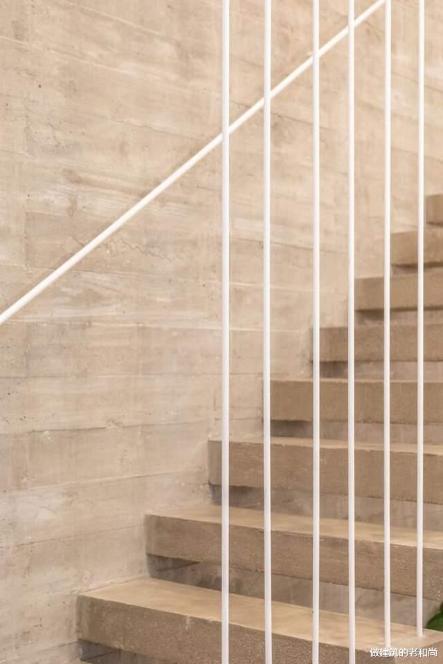 阿根廷狭长型住宅:三个庭院串联内部空间,构筑惬意的家居空间