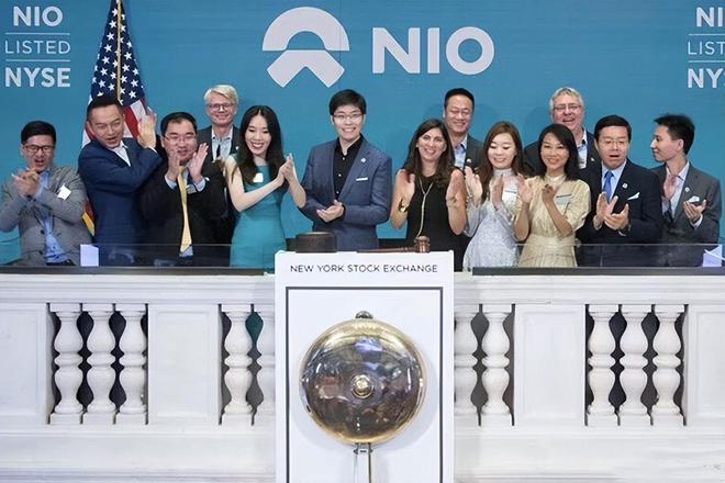 穿衣搭配|蔚来老板娘王屹芝挺会打扮,穿连衣裙端庄优雅,看着就像个百亿贵妇