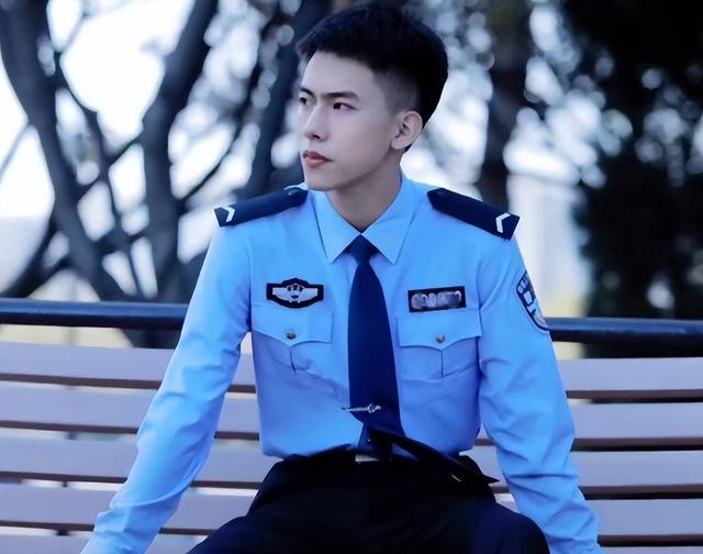 王一博|中国人民公安大学“校草”火了,长得英气十足,意外撞脸王一博