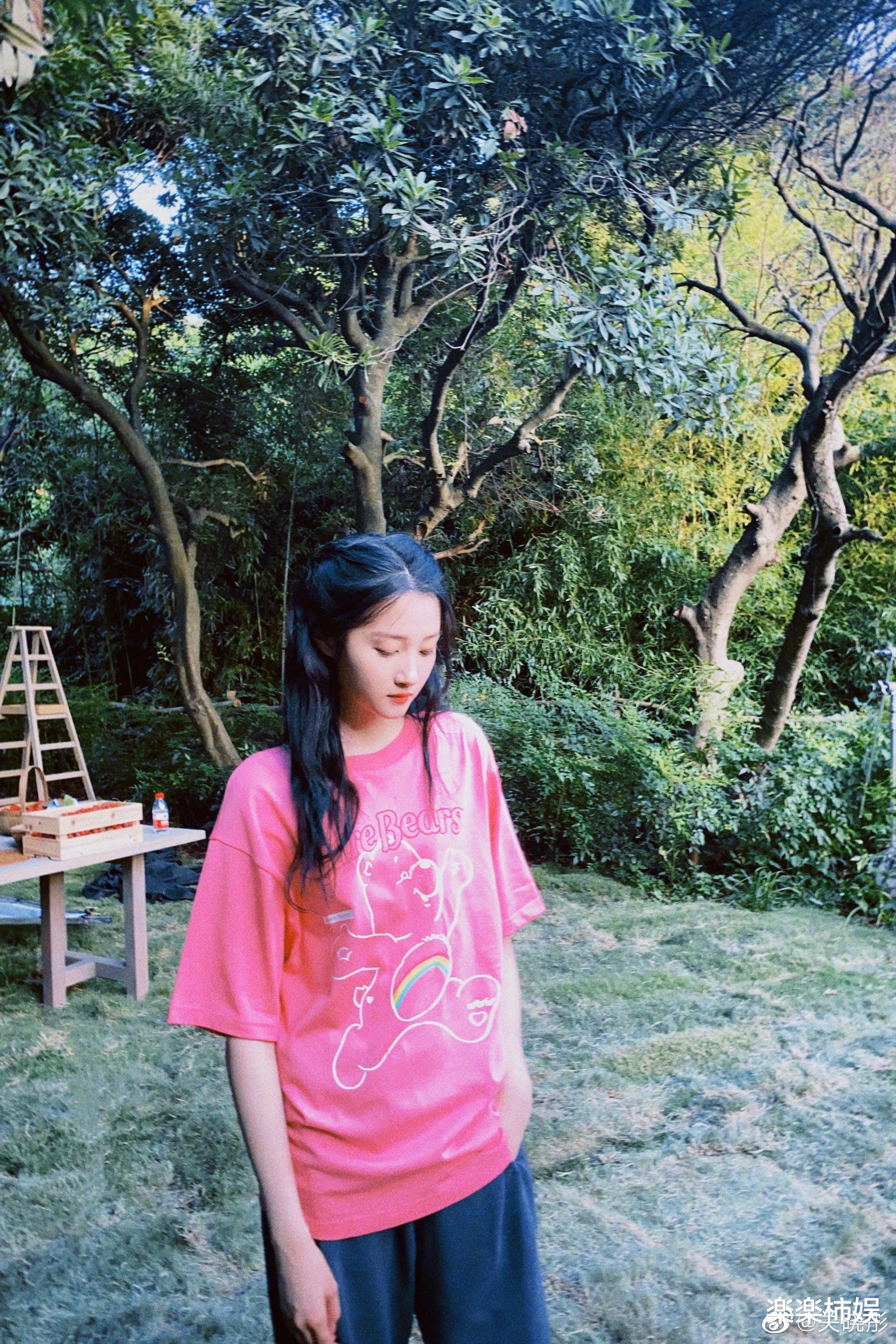 关晓彤|鹿晗视觉下的关晓彤娇羞可爱 穿大T恤变乖乖女超甜美 真是磨人的小妖精