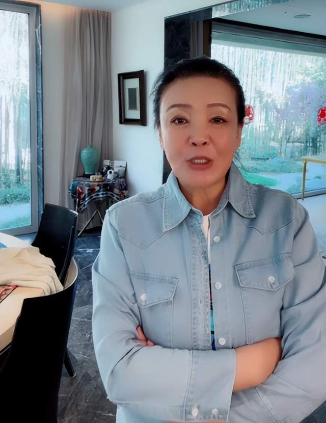 汪小菲|汪小菲张颖颖再被拍!女方撒娇求拥抱,张兰拒其参加家宴仍不认可