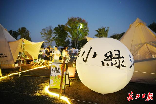 露营|从白天嗨到夜晚,国庆假期东湖边掀起“露营热”