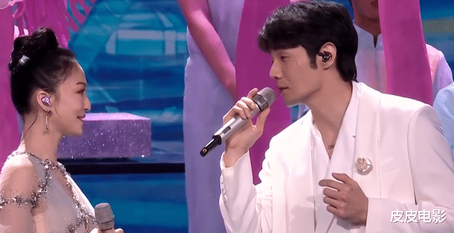 春晚|春晚最惊艳女星：李思思丝绒天鹅颈，李宇春性感，伊丽媛华贵雍容