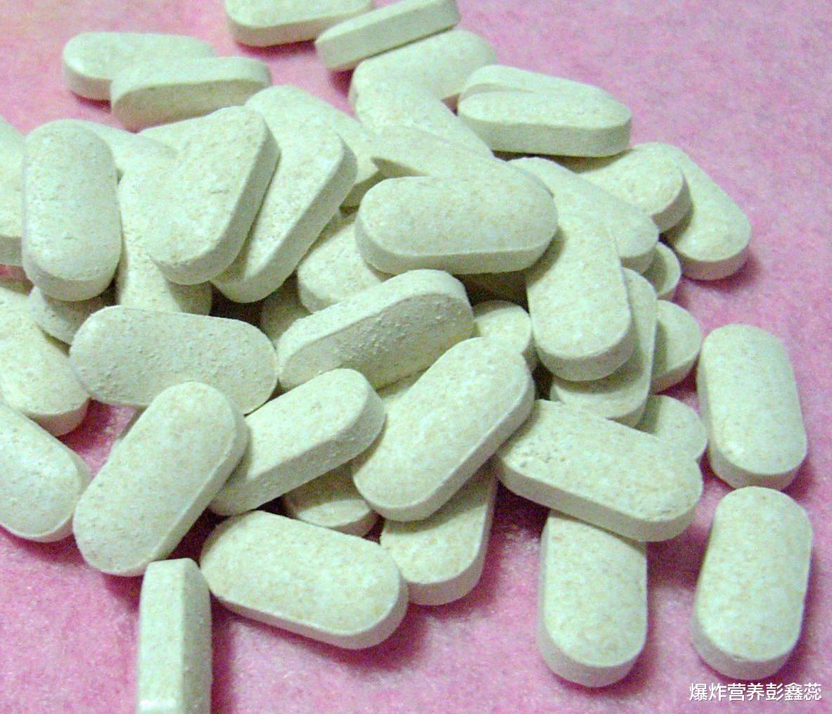 医生|为什么一吃钙片就便秘,到底能不能吃钙片?原来吃钙片有讲究