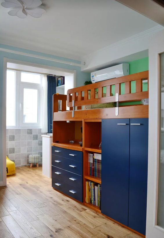 65㎡小宅,客厅设张床,沙发背后“加宽”0。5米!巧妙极了,聪明