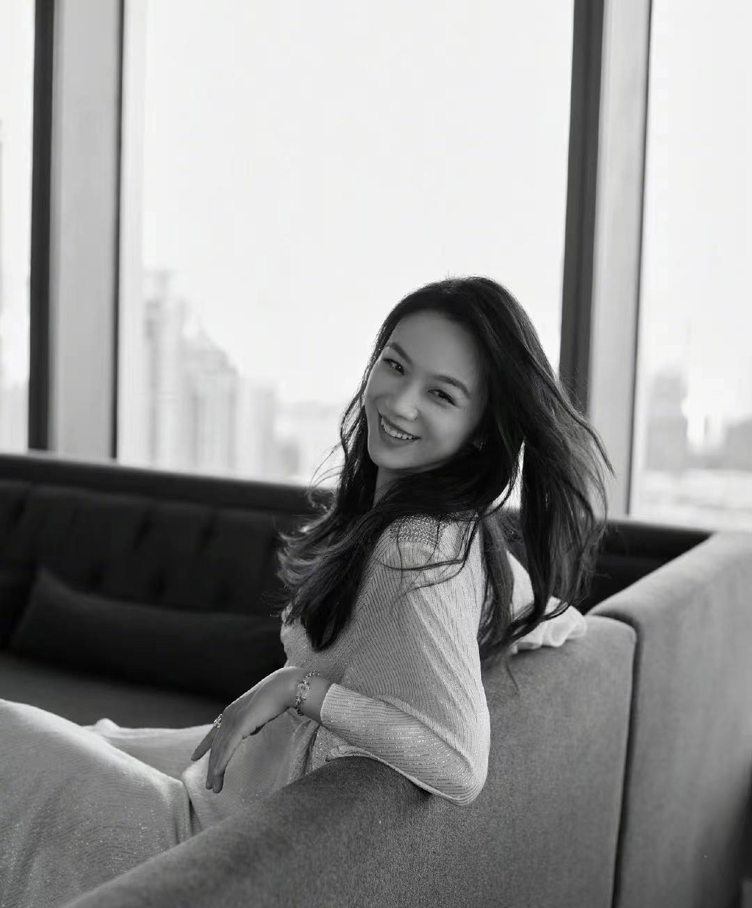 汤唯|汤唯回国复出大爆火！双杀回归独享超大排场，穿一身黑登顶级大刊