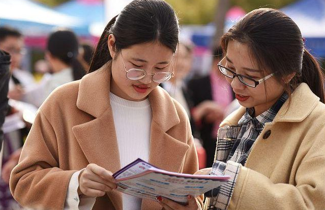 大学生|大学生面试被问，啥东西左手能拿右手不能拿？女生回答2个字录用