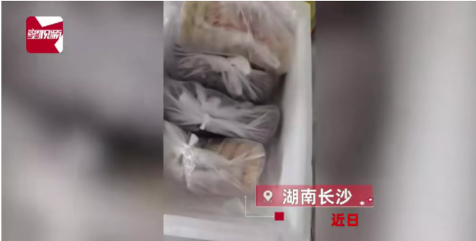 湖南长沙，一男子接到妈妈电话，说给他寄来一箱羊肉