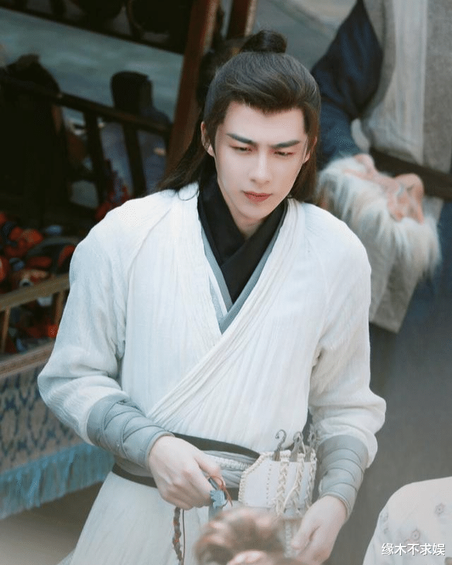 华为|189cm的刘宇宁现实中长啥样，去掉滤镜，生图中长这样