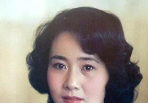 顾永菲|春晚主持界属她最“狠”，拉犁扒粪，遭夫背叛吞药自杀，现状如何