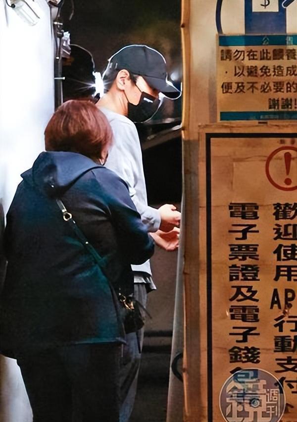 赵又廷|高圆圆「手提2大袋食物」超懂媳妇之道赵又廷返台一家5口享天伦