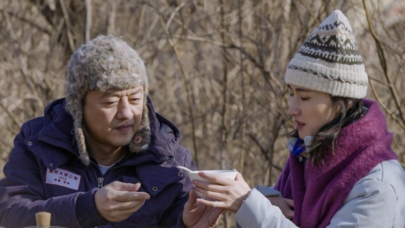 李亚鹏|李亚鹏做气候观测，亲吻女儿脸颊，与海哈金喜煲汤烤红薯恬淡温馨