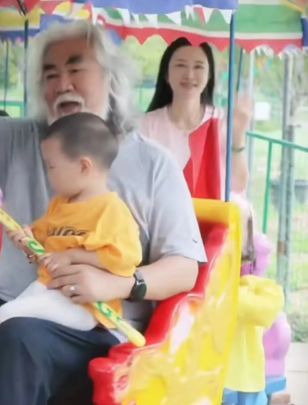 张纪中|著名导演张纪中周末陪妻子孩子游泳,不小心摔倒已经送医