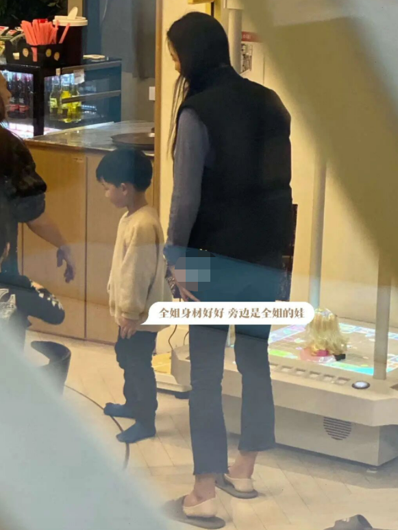 空难|40岁全智贤带儿子被拍!背5万大包穿一双拖鞋,保姆助理全程跟随