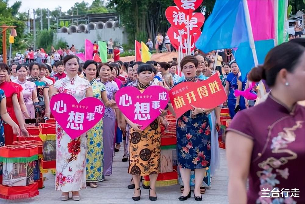 求职|穿旗袍高考就能“旗开得胜”，找工作该带什么？