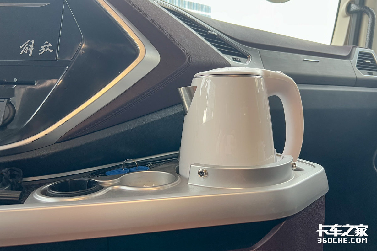 大卧铺厨房卫浴样样齐全,解放鹰途生活舱牵引车给你一个移动的家