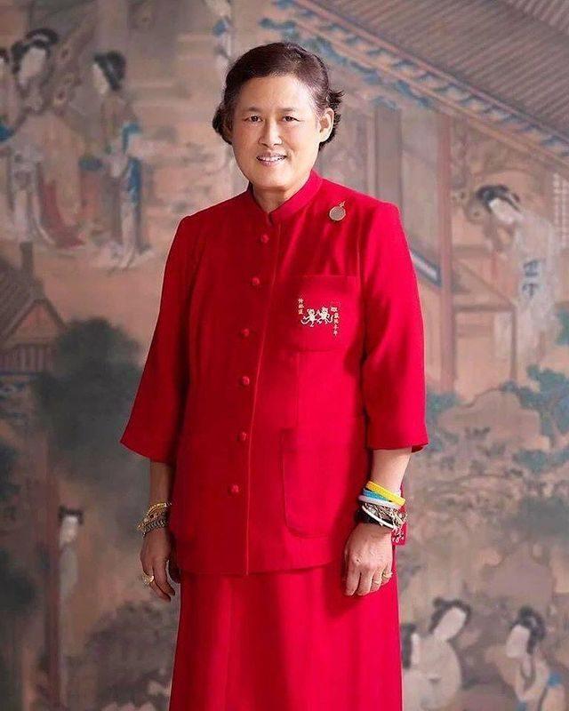 诗琳通|诗琳通公主春节首次亮相!穿泰服变嫩了,之前穿中国红过年好惊艳