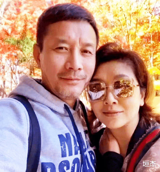 闫妮|离婚后爱上“姐弟恋”的5位女星,只恋爱不结婚,个个容光焕发