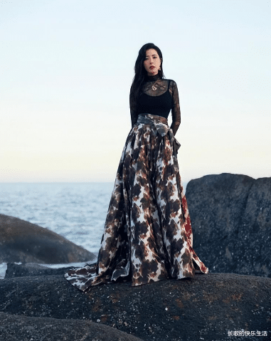 张小斐|张小斐一身漂亮外衣,直接登上现场,聚光灯下就很好看