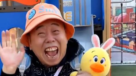 潘长江|65岁潘长江举止惹争议，打扮幼稚动作夸张，被指老不着调像低智儿