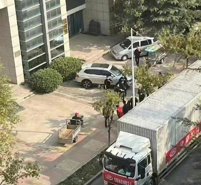 郑州大学一学生向辣条一哥求助，结果喜从天降，一车辣条送进校园