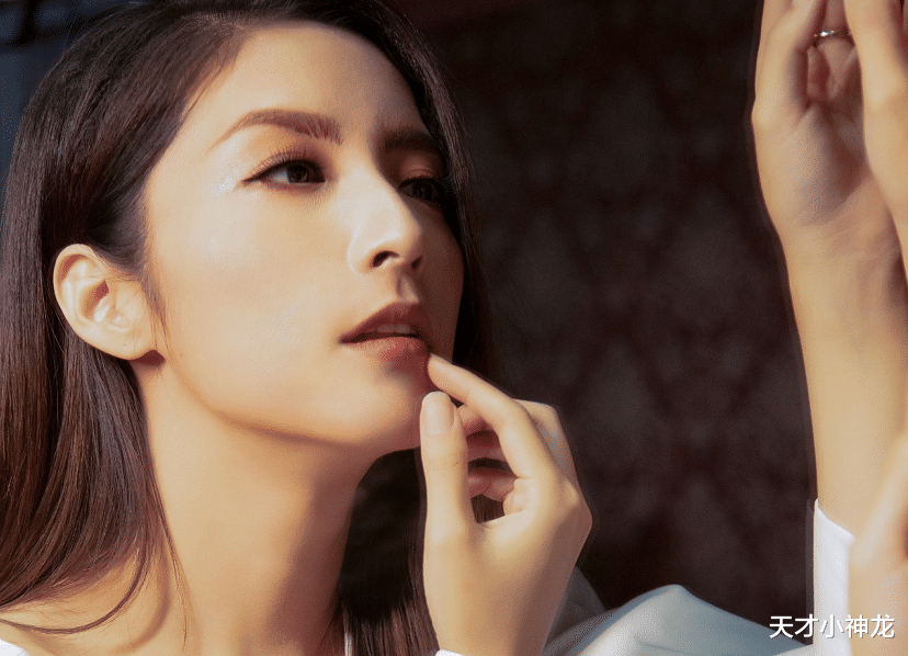 樊少皇|曾是《快女》最美选手，唱功不输张靓颖，却被当“赠品”雪藏12年