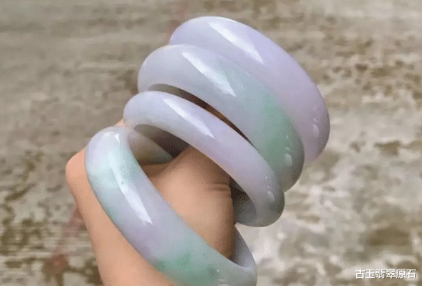 翡翠|帅哥用全部身家拿下的一块翡翠原石，竟意外切出10条春带彩手镯？