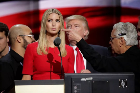 金·卡戴珊|3年前，卡戴珊与伊万卡出镜，可美貌气质都被压制，如今却大变样