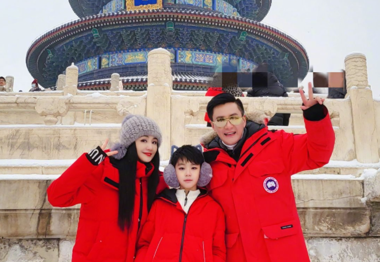 曹颖|主持人曹颖在公园唱歌!穿厚底鞋岔开腿站立,不戴口罩引人注目