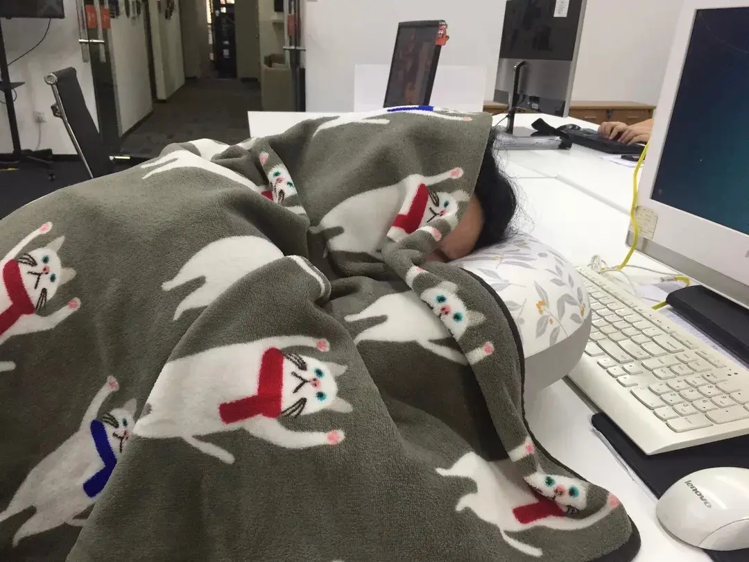 崇川|公司降薪后员工开始“摆烂”，经理吐槽：下班找不到人，不回信息