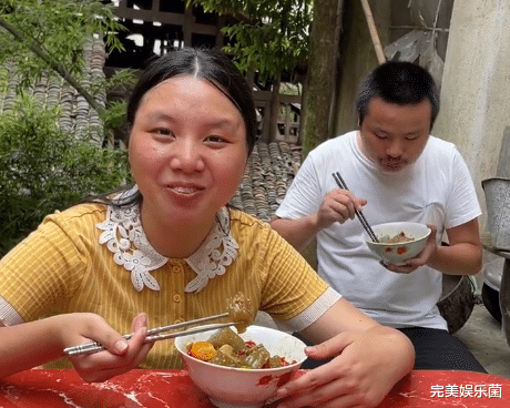 |牛爱芳夫妇携小儿子出镜,大谈孩子病情惹争议,网友:非亲生的?