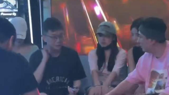 王思聪|王思聪带新女伴酒吧嗨玩，张嘉倪富豪老公现身，结婚7年被传婚变