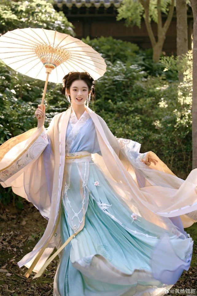 童星|小童星表现亮眼,接连登上热搜,内娱未来可期