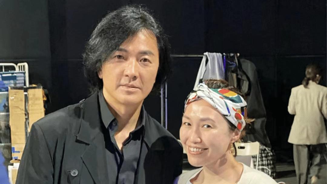 郑伊健|55岁郑伊健宣传新电影，皮肤黝黑变化大，丁克多年引争议