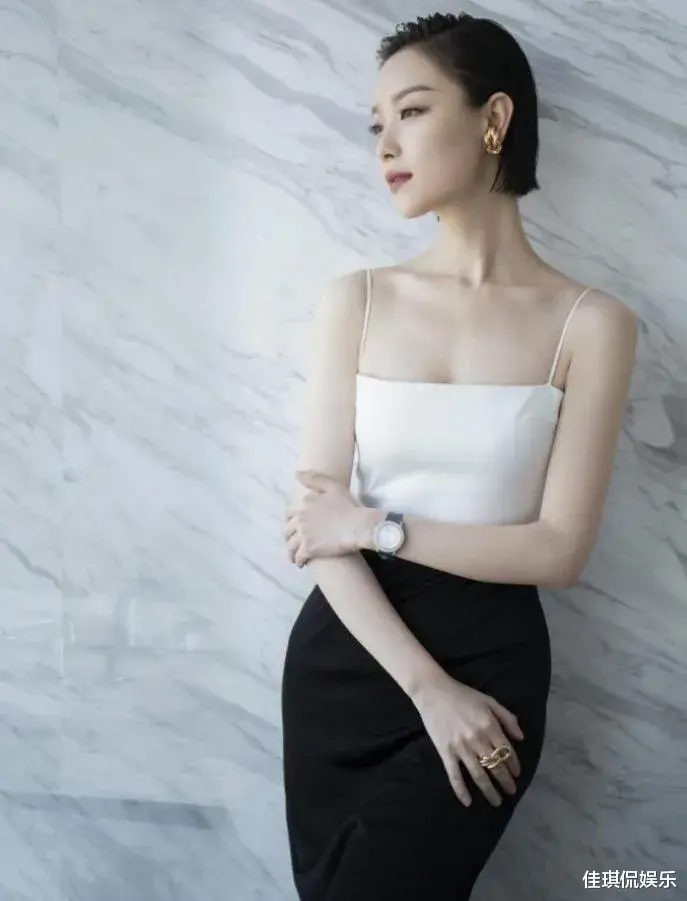 倪妮|又被倪妮惊艳了，穿黑白吊带连衣裙+高开叉，1米5大长腿太迷人。