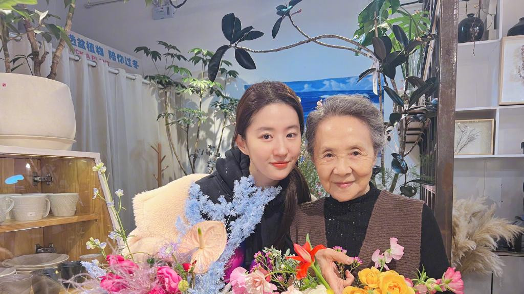 刘亦菲|刘亦菲晒与闺蜜的首次插花照，吴彦姝赞她插花有灵性，花如其人