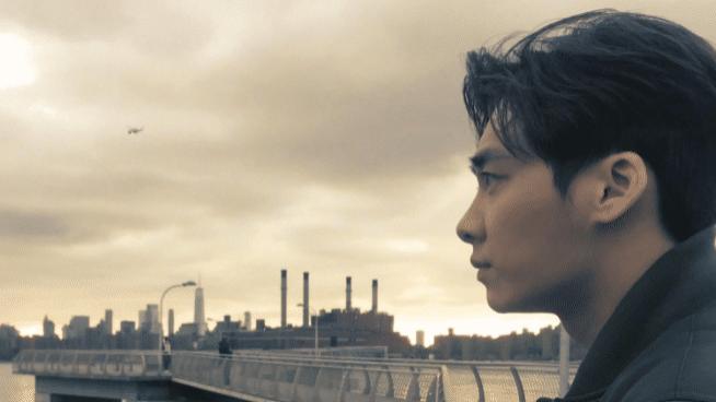 戴燕妮|李易峰释放回老家视频：亮寸头低头抿嘴，被举着手机拍无保镖保护