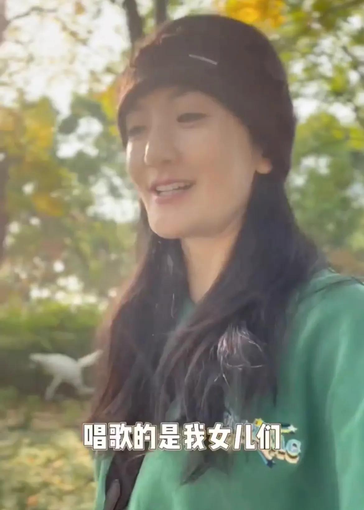 谢娜|谢娜带仨女儿游船超温馨，跳跳俏俏歌声不断，1岁小咘芽发量优越