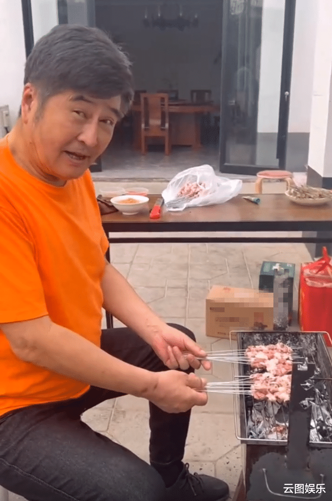 林威|68岁知名港星现身超市,为买打折商品大排长龙,打扮朴素没人认出