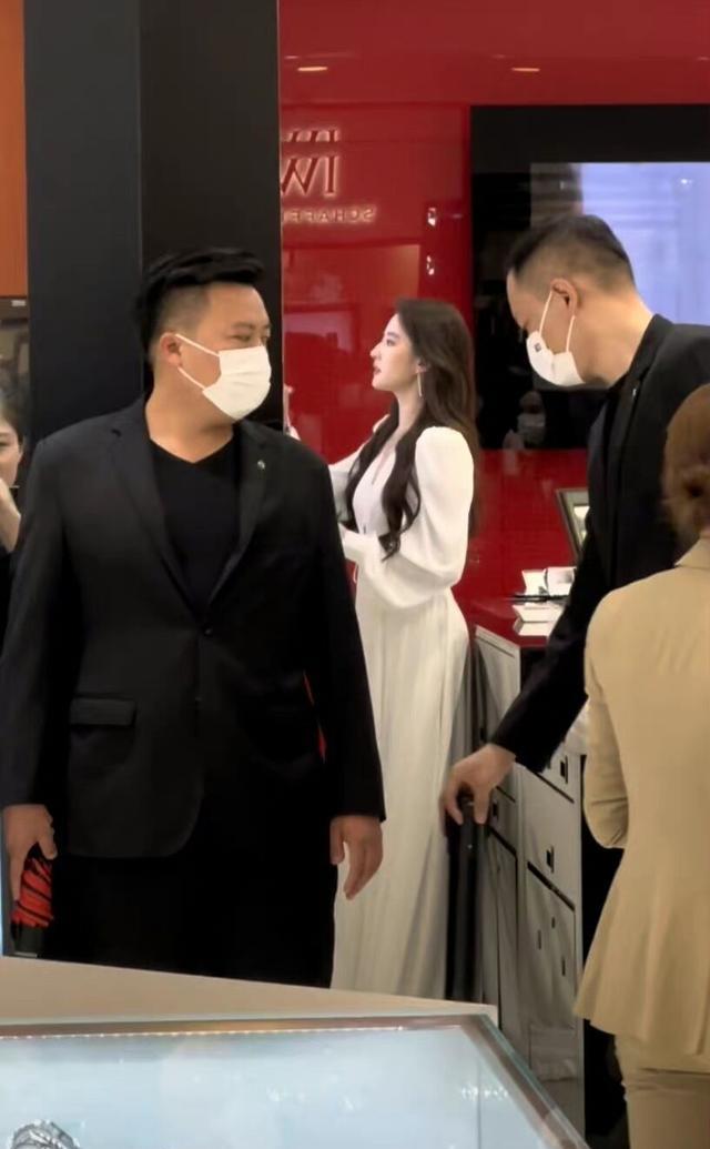 刘亦菲|仙女出街！刘亦菲武汉线下活动生图好美，一袭白裙优雅又贵气