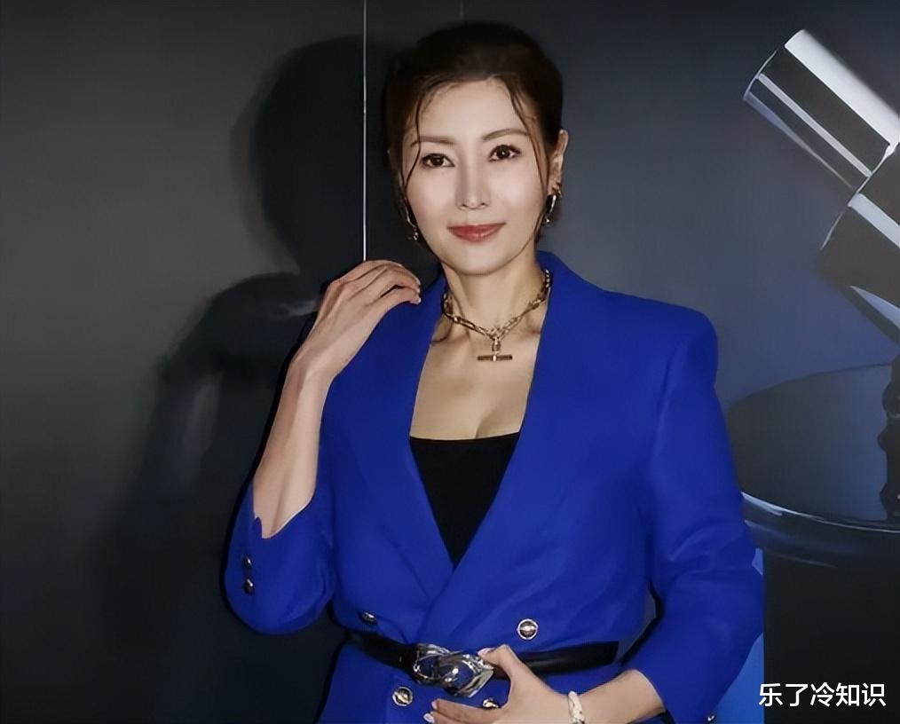 李嘉欣|51岁李嘉欣混搭风，胖14斤妩媚动人，穿西装配长裙勒出好身材