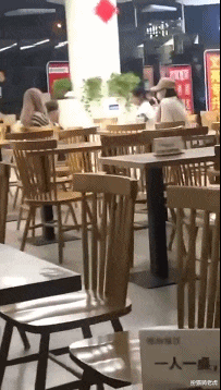 大学生谈3个女朋友被发现,3个女孩在食堂逼他下跪、扇自己耳光