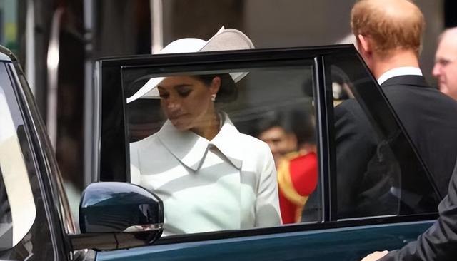 威廉|哈利夫妇打包行李选择离开，车门近照愁容满面，梅根难以再出风头