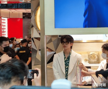 街拍|蔡徐坤出席活动人气旺！出动上百安保人员，这阵仗有点大