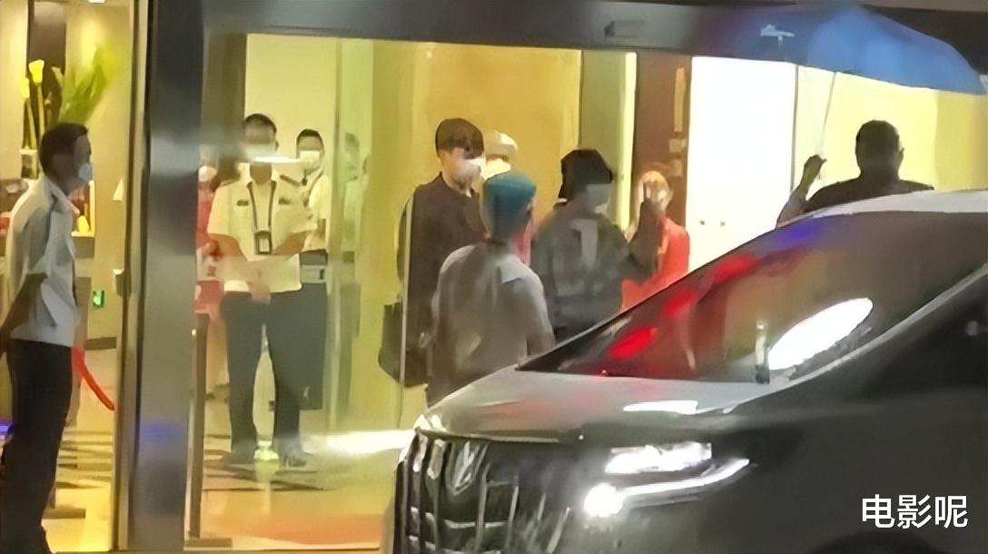 王源|王源最新行程抵达厦门，渔夫帽下好奇的眼神被粉丝调侃是旺仔