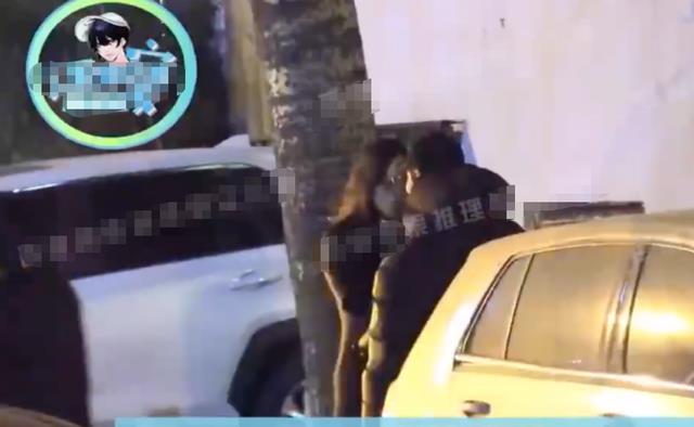 黄晓明|黄晓明和董事长暧昧!吻别依偎超亲密,身份曝光杨颖叶珂都黯淡