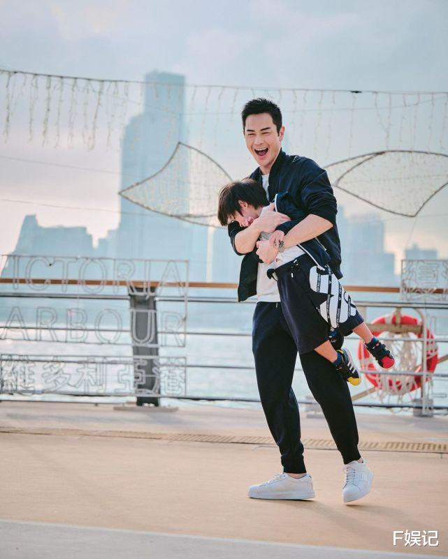 郑嘉颖|郑嘉颖在海边和儿子搂抱牵手温馨合影 坦言要珍惜与儿子相处时光