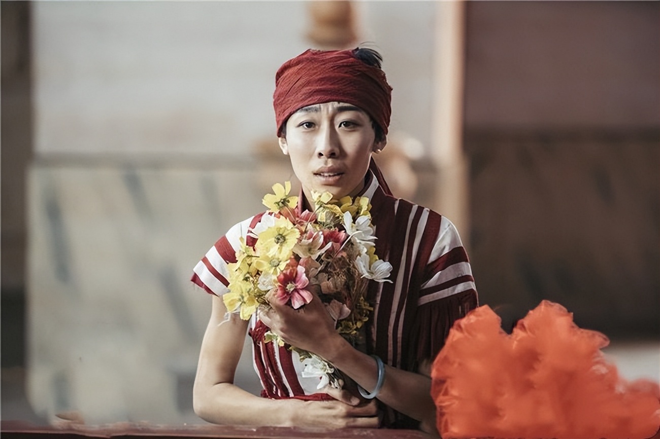 任素汐|《亲爱的小孩》惹争议！为拍戏剃光小演员长发，禾禾戏外哭得更惨