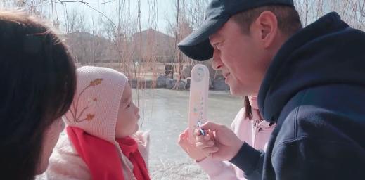 李亚鹏|李亚鹏与妻子当众搂腰太甜蜜,仪式感过头被骂太装:怪不得李嫣烦